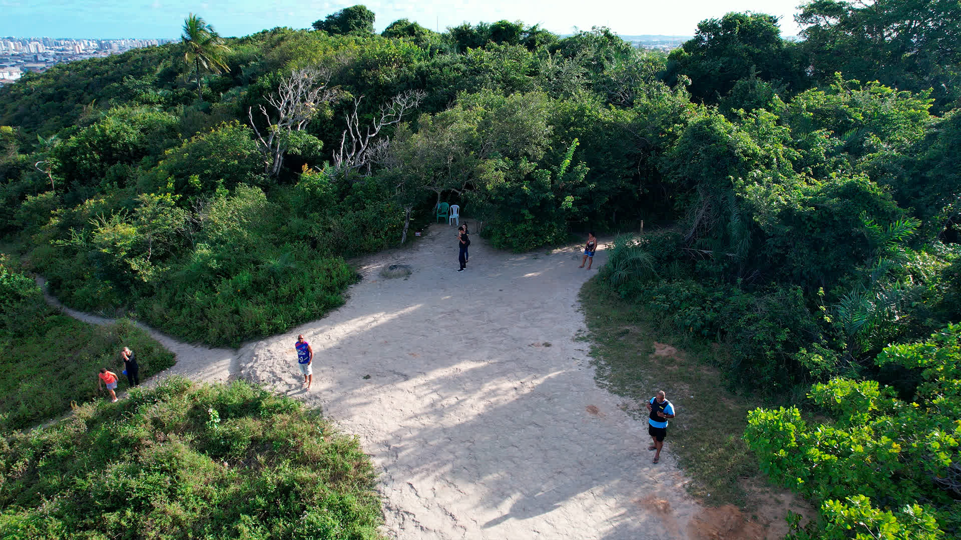 Quarta etapa | Seguir por uma trilha de fácil acesso que leva até um mirante natural